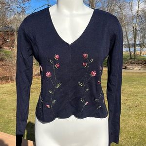 3/$25💜LAST CHANCE Liz Claiborne cropped embroidered sweater M